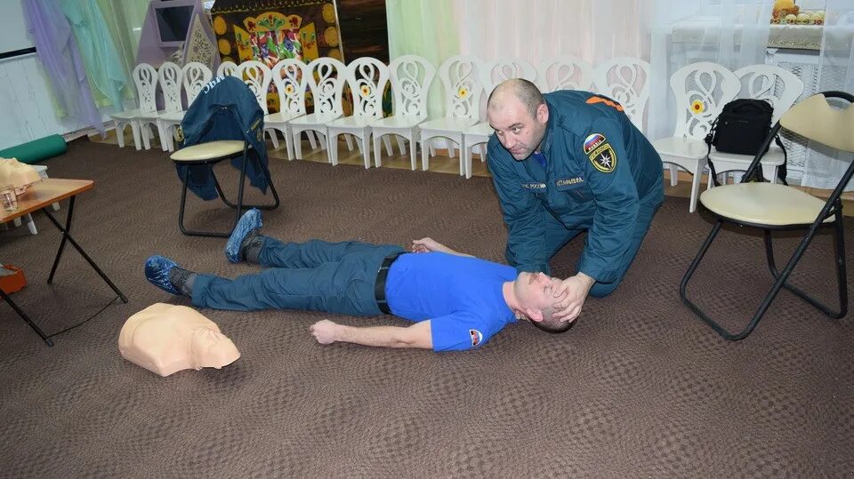 Помощь 29. Мчс оказывает первую помощь. оказание первой помощи мчс. мчс сладково сотрудники. предоставление первой помощи мчс.