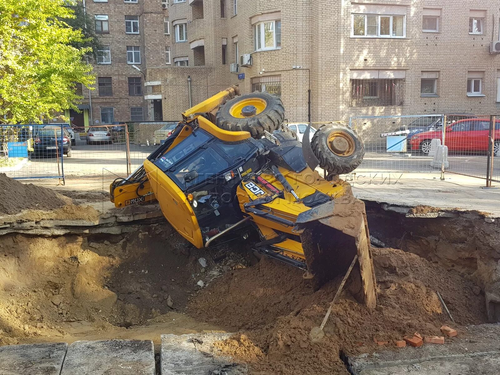 Трактор яма. Маленький экскаватор для копки траншей. Экскаватор копает яму. Трактор яма. Трактор jcb копает землю.