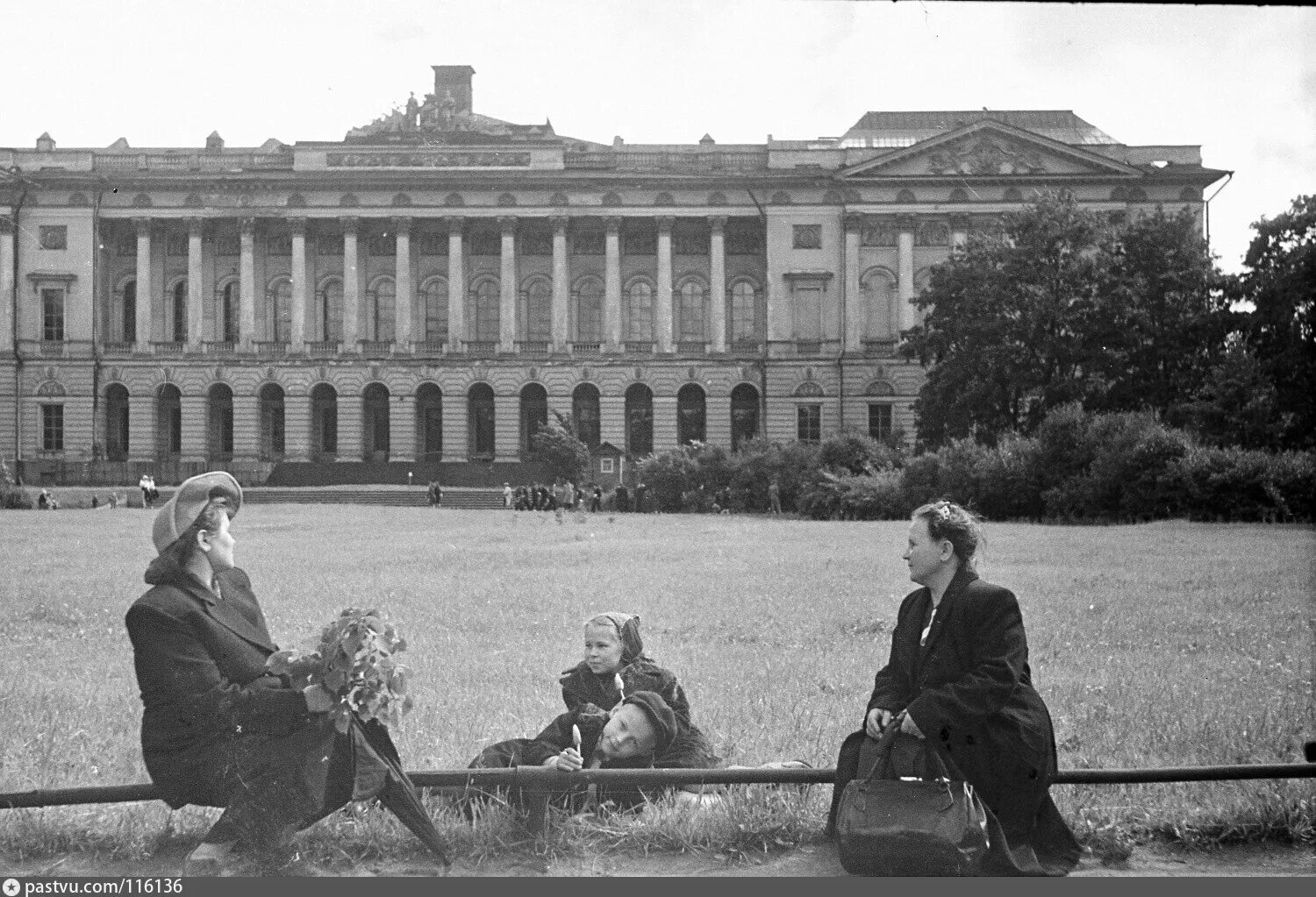 Михайловский 1941 читать. Михайловский сад в СПБ В 1965г.. Памятник Шубину в Михайловском саду. Памятник Александру в Михайловском саду 1941. Михайловский дворец со стороны Михайловского сада.