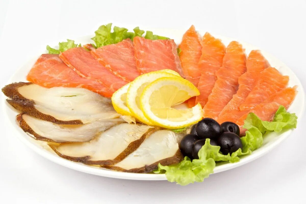 рыбное ассорти на праздничный стол. рыбное ассорти на праздничный стол. рыбная нарезка на праздничный стол. нарезка копченой рыбы. нарезка копченой рыбы.