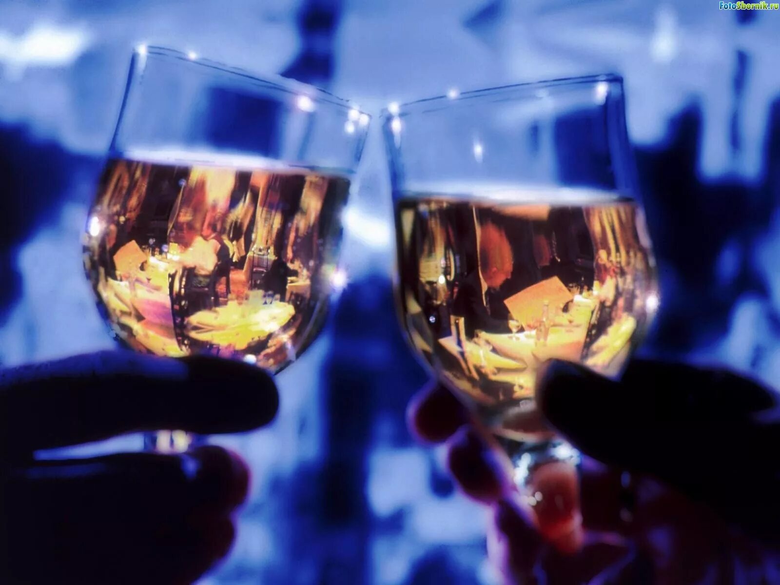 звон фужеров. рука с бокалом. звон фужеров. чокаются бокалами. звон фужеров.