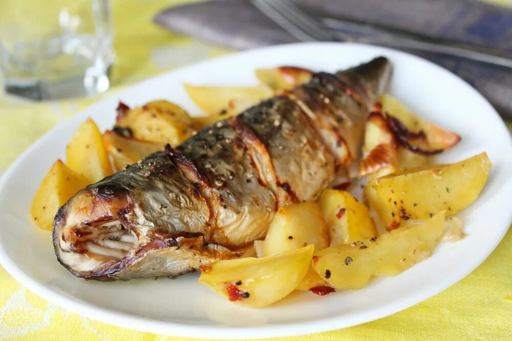 Скумбрия фаршированная лимоном. Скумбрия в духовке. Скумбрия запеченная в духовке со. Скумбрия запеченная с картофелем. Рыба фиш по-еврейски.