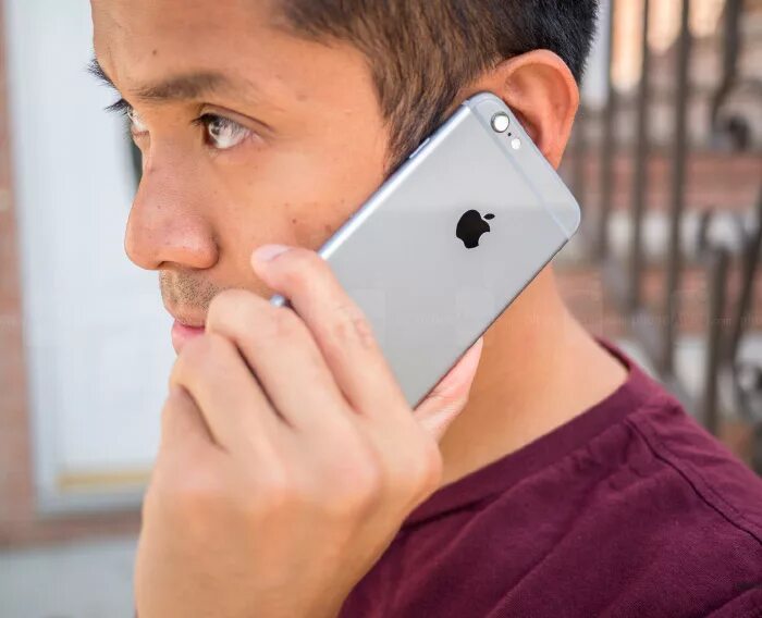 Человек с телефоном в руке. Говорящий человек айфон. Iphone в руках человека. Человек с айфоном 11. Эстетика владельцев айфон.