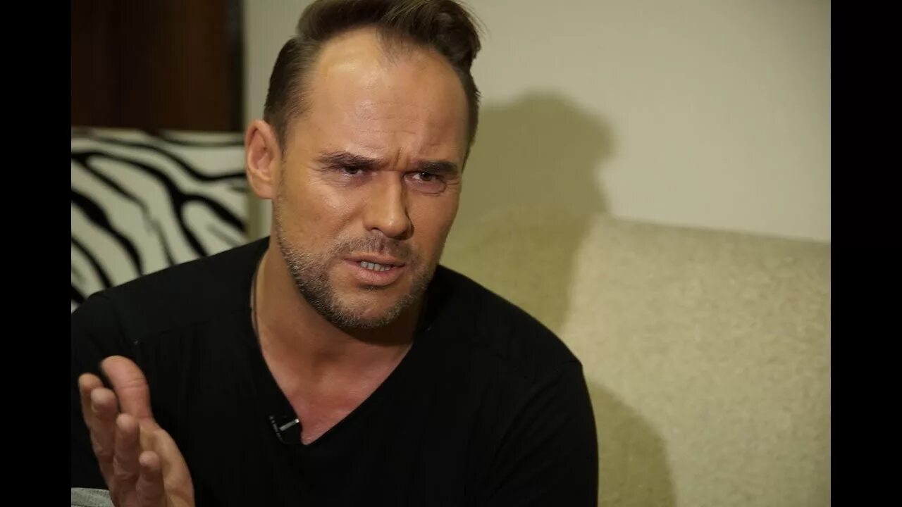 Максим аверин прическа. Максим аверин фото. Максим аверин интервью. Максим викторович аверин. Спектакль аверин с трубами.