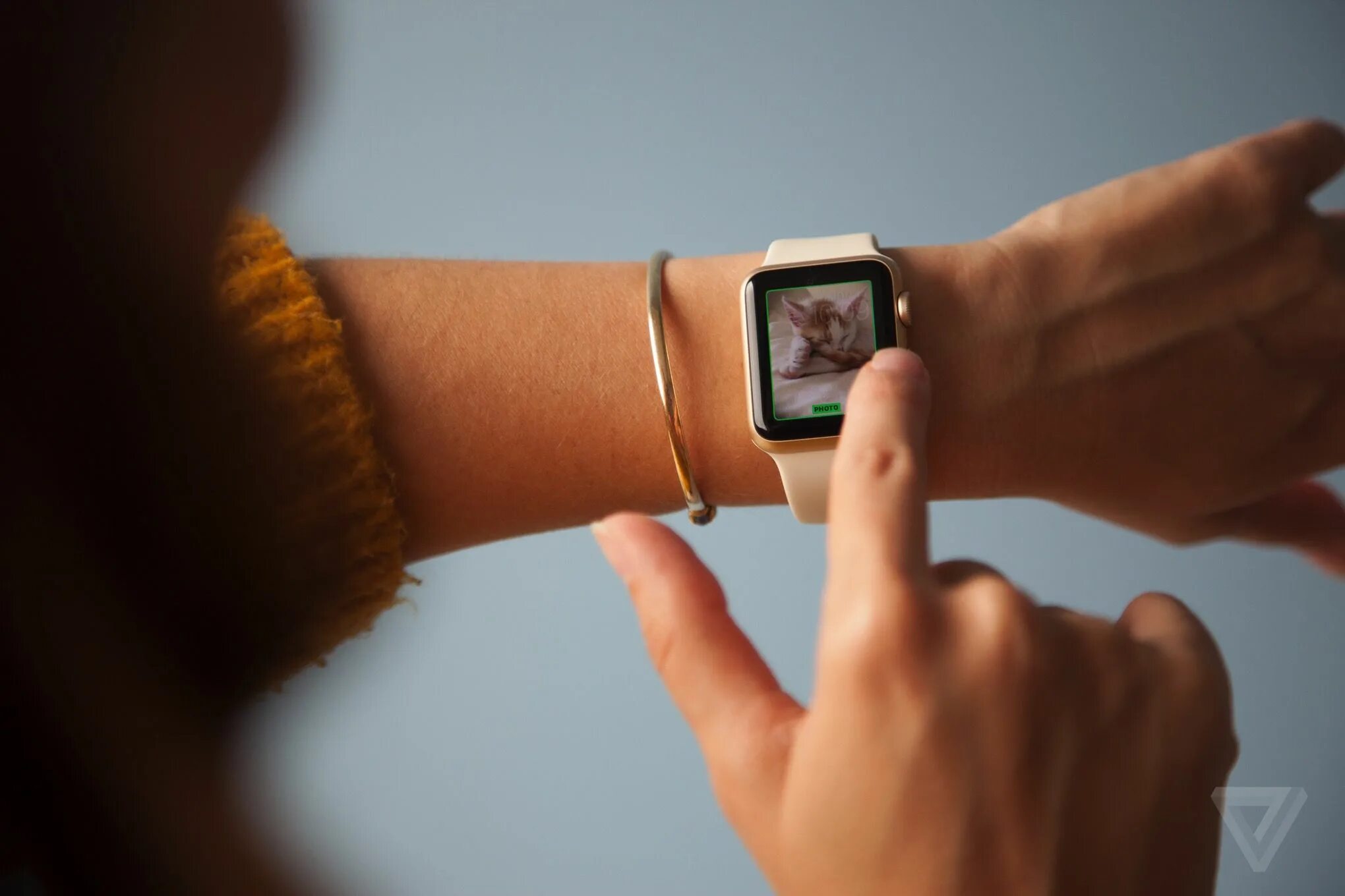 Iphone watch 9. Apple watch SIM. Айфон часы женские. Часы айфон на руке. Часы эпл вотч на руке женские.