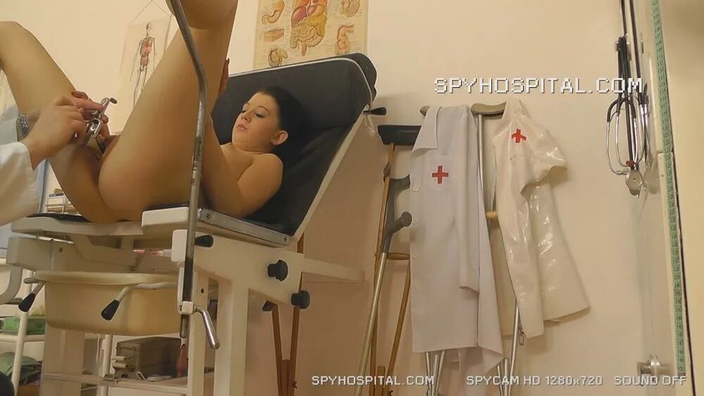 Трое похотливых телок попались на скрытую камеру в кабинете гинеколога