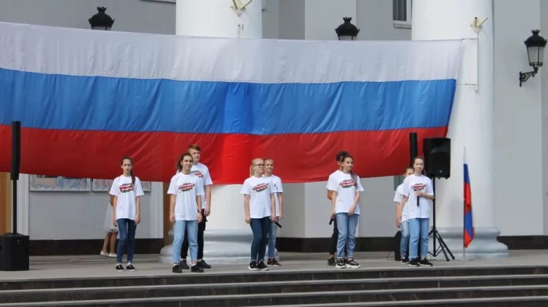 Прошли мероприятия посвященные дню государственного флага. День государственного флага. день флага в лениногорске.