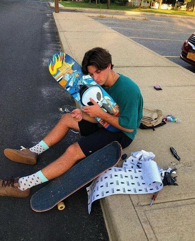 Парень скейтер. Skater boy стиль 2025 эстетика. skater boy стиль 2025. скейтеры эстетика парни америка. skater boy aesthetic стиль.
