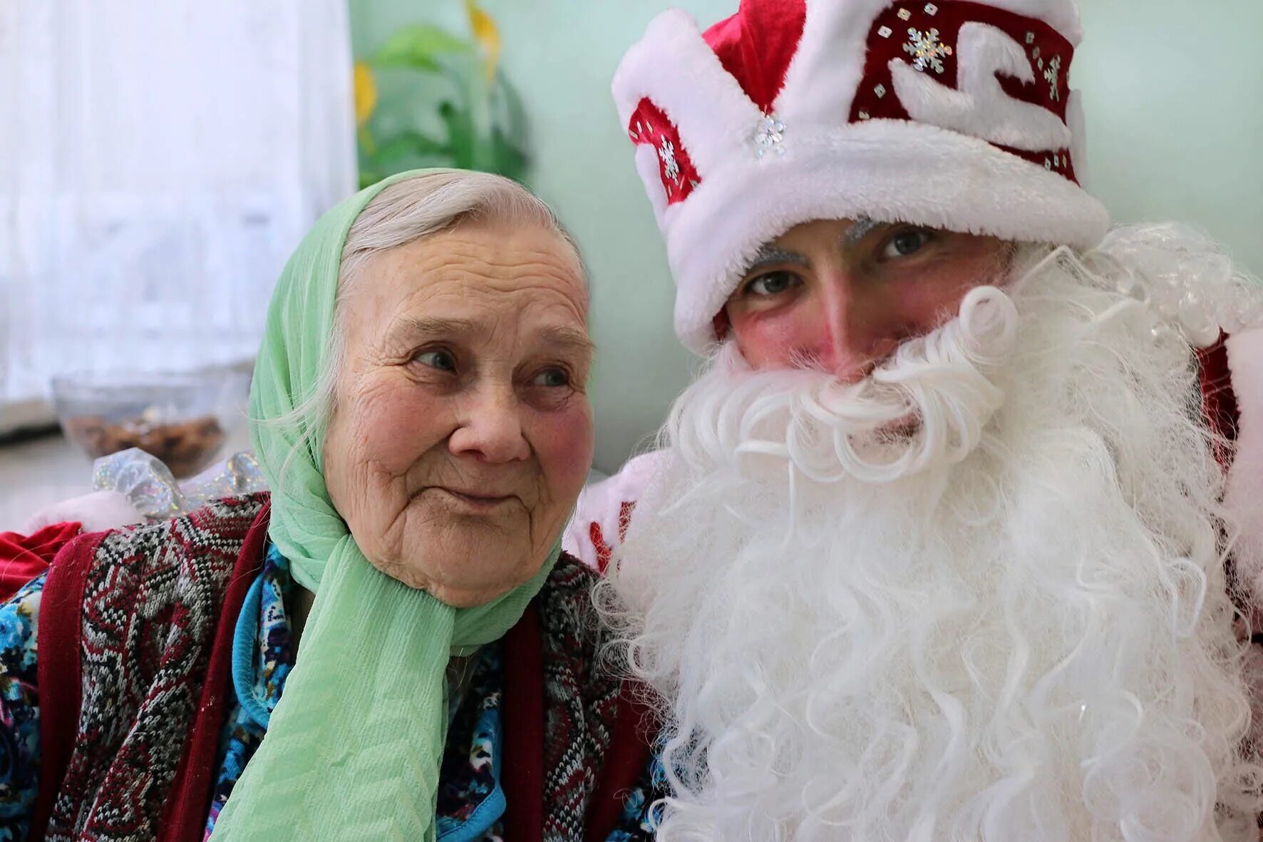 Новый год пожилые люди. Подарки для пожилых людей. Новый год в доме престарелых. Новый год для пожилых. Новый год пенсионеры наряжают елку.