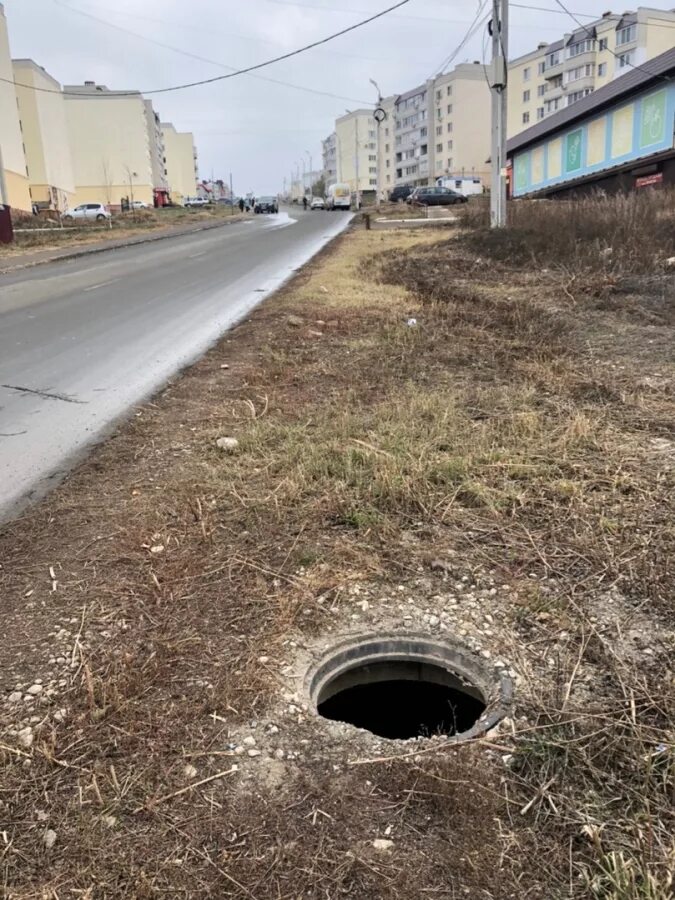 Под открытым люком. Открытый люк. открытый люк на улице. улица с открытым люком. открытый люк на дороге.