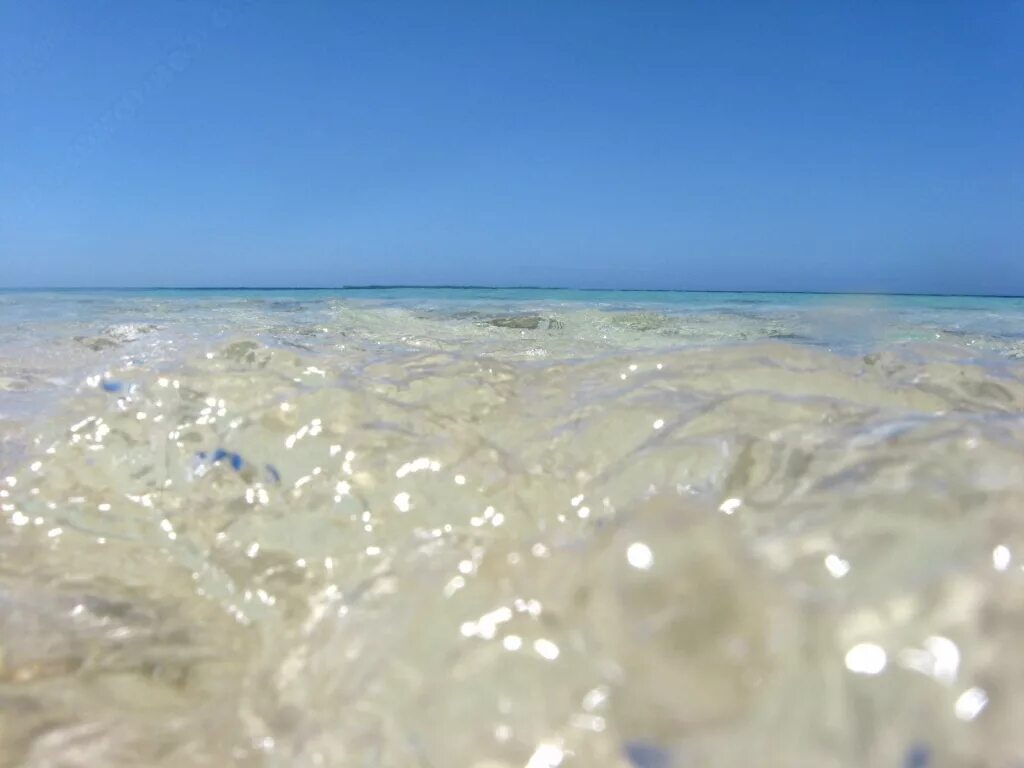 Море воздух и вода. На воде и в воздухе. Граница воды и воздуха. Прозрачные круглые на берегу моря.
