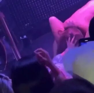 VÍDEO: Fã sobe nua em palco e protagoniza cenas de sexo explicíto com MC Pipokin