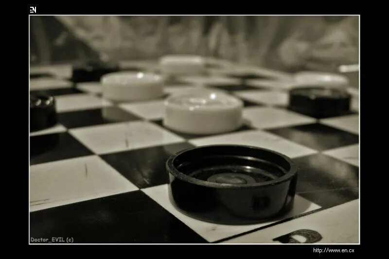 Дамка может оказаться. Как рубит дамка в шашках. Дамка ходит в шашках. Шашки может ли дамка бить 2 шашки. Как тремя дамками поймать одну дамку в шашки.