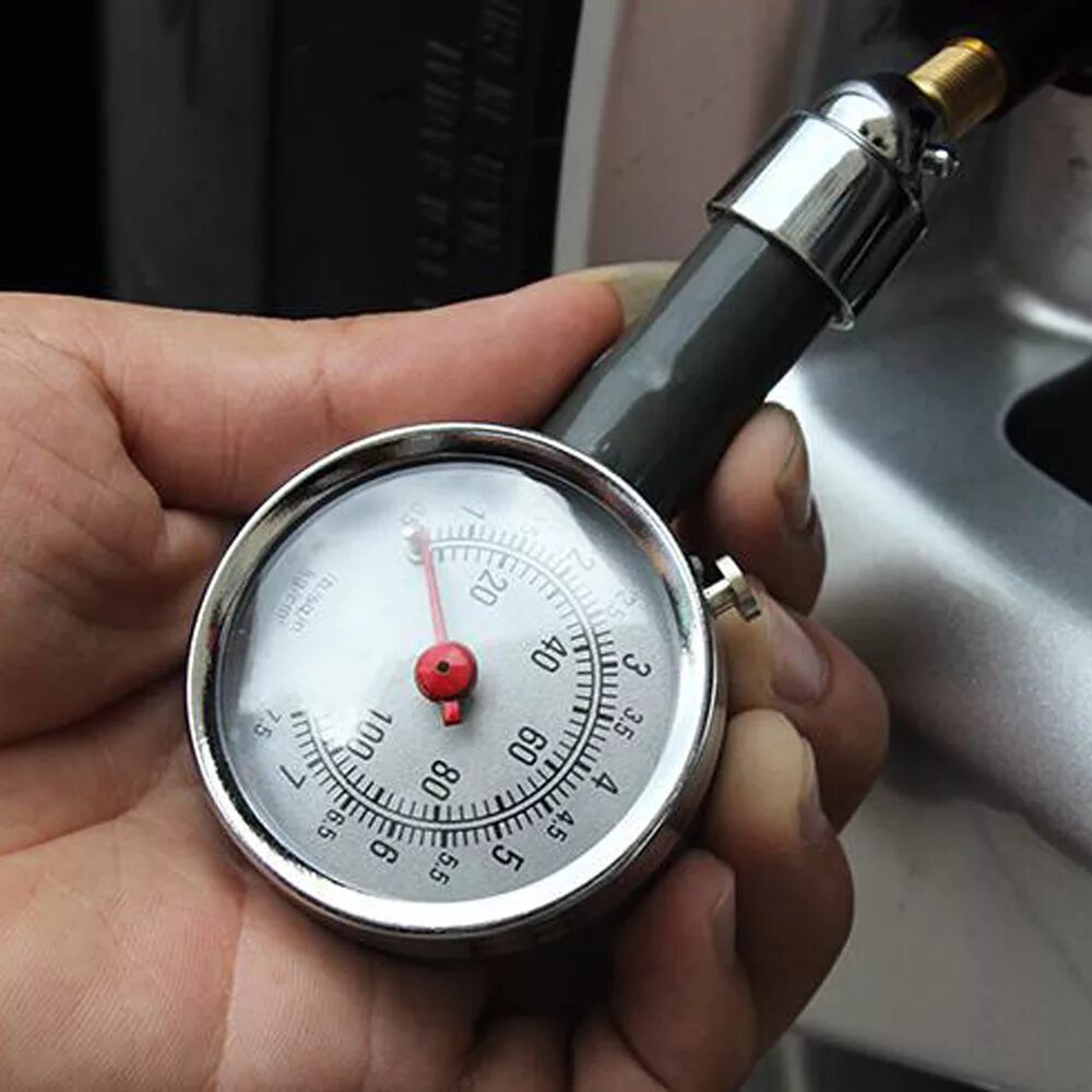 Измерение давления автомобиля. Манометр автомобильный Tire Pressure Gauge. 1.2 Манометр для измерения давления в шинах. Манометр для измерения давления шинах автомобиля 755 БЕЛАЗ. Замер давления Додж Джорни.