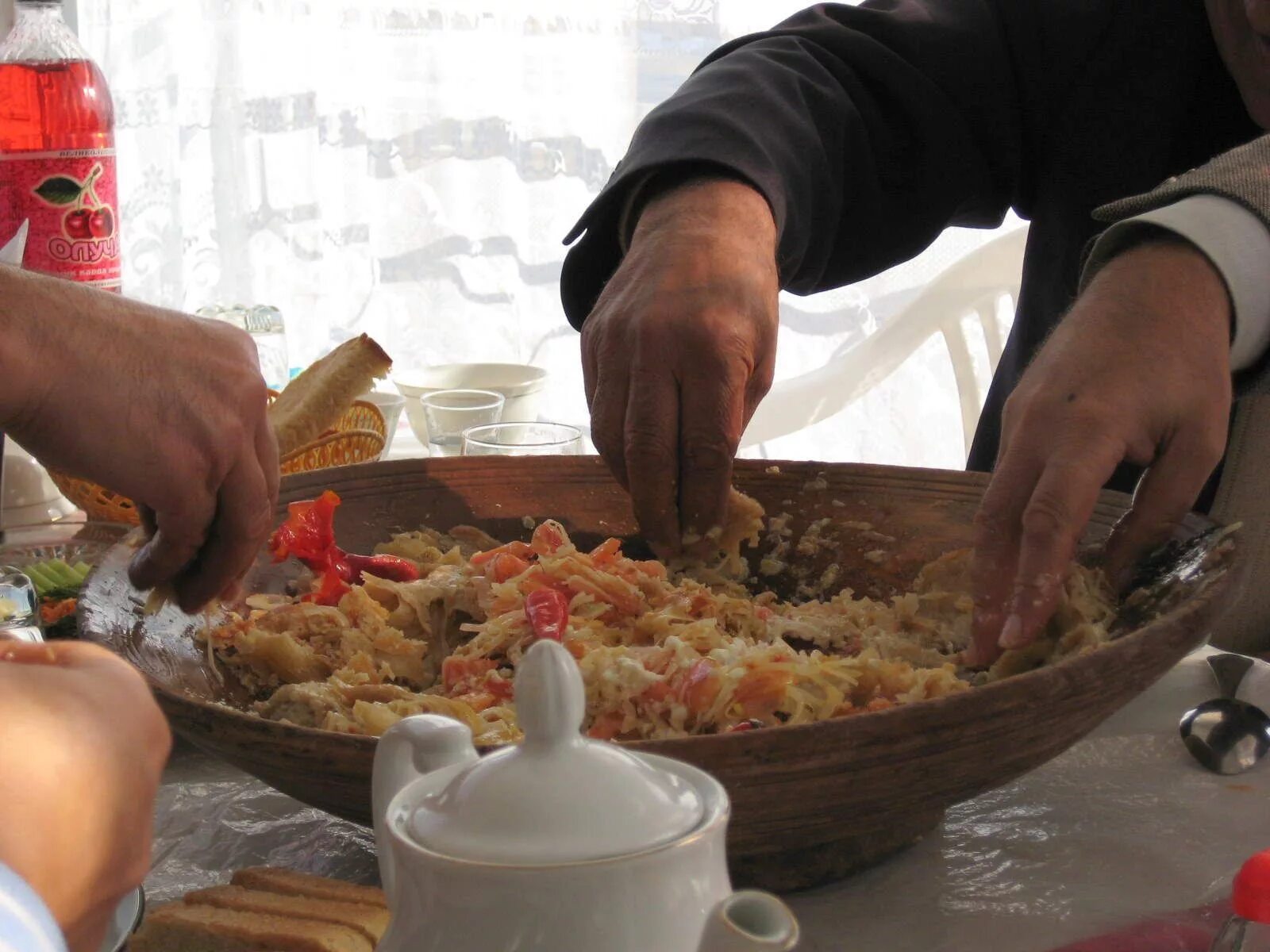 Где едят людей страна. Таджикская кухня курутоб. Плов едят руками. Узбеки едят плов руками. Узбекский плов едят руками.