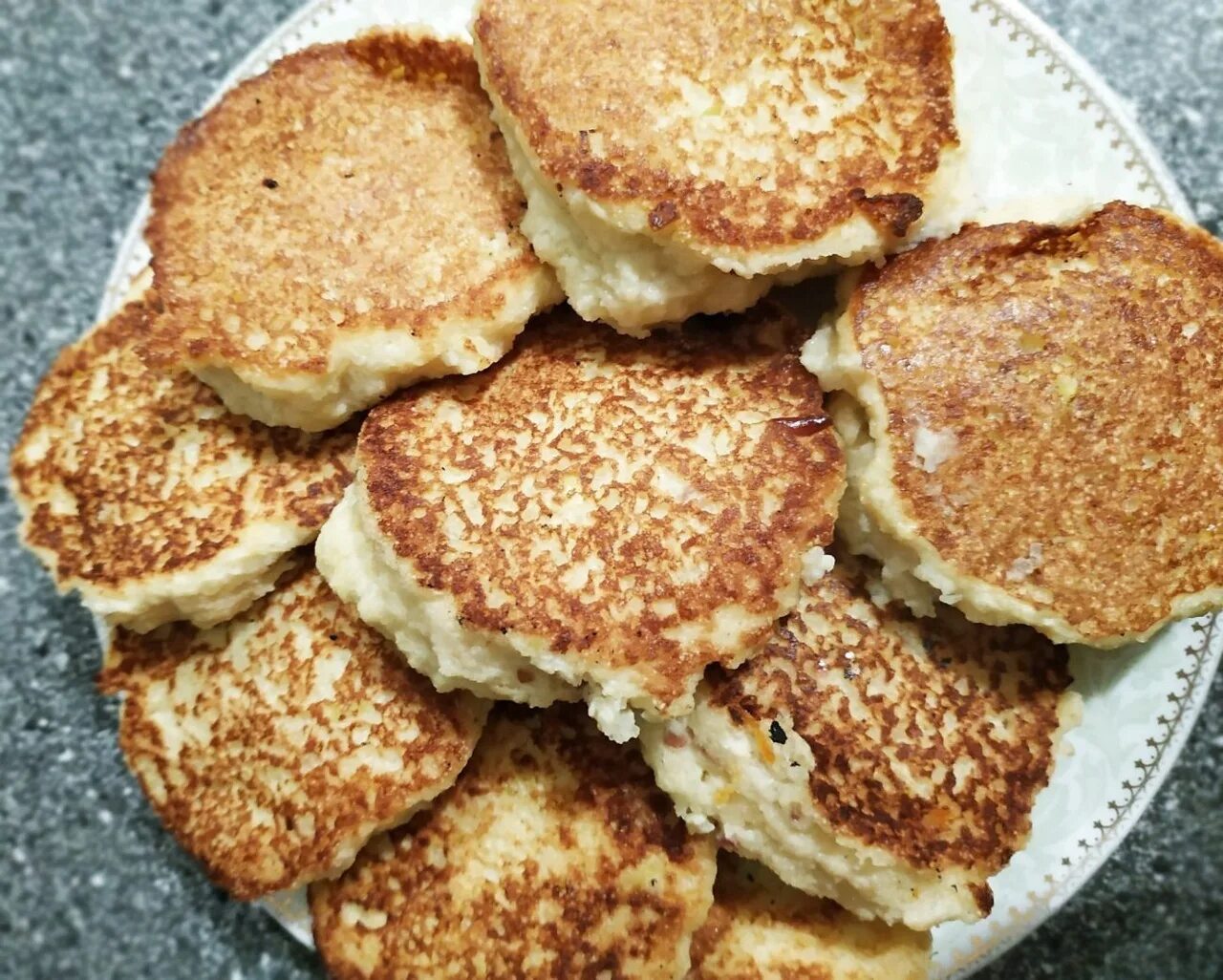 Оладьи из манной каши. Оладьи на кефире с манкой пышные. Оладьи из манной каши оставшейся. Оладьи из манки рецепт простой. Манные оладьи на кефире.
