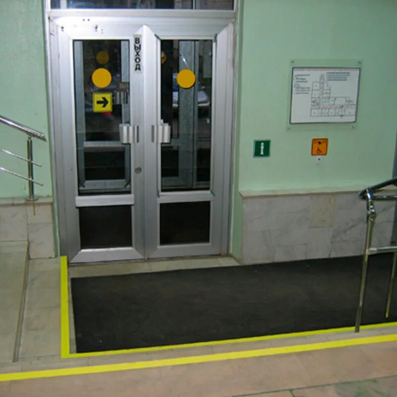 Двери для маломобильных групп населения. Входная дверь для инвалидов. Входное оборудование для маломобильных групп населения. Входная дверь для МГН.