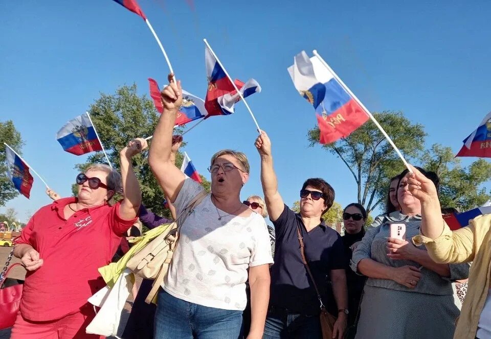 Митинг концерт 10 лет в родной гавани. Ростовчане о украинцах. Митинг в поддержку России Левобережная Ростов. Россия и Украина вместе. Участники митинга в поддержку итогов референдума в Крыму 2014 г.