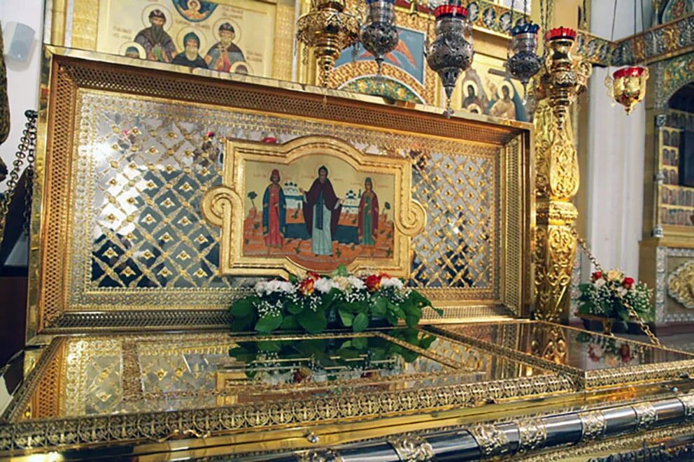 Святитель афанасий сидячий харьковский. Ковчег спиридона тримифунтского. Мощи в кафедральном соборе. Мощи в кафедральном соборе. Свято успенский кафедральный собор мощи.