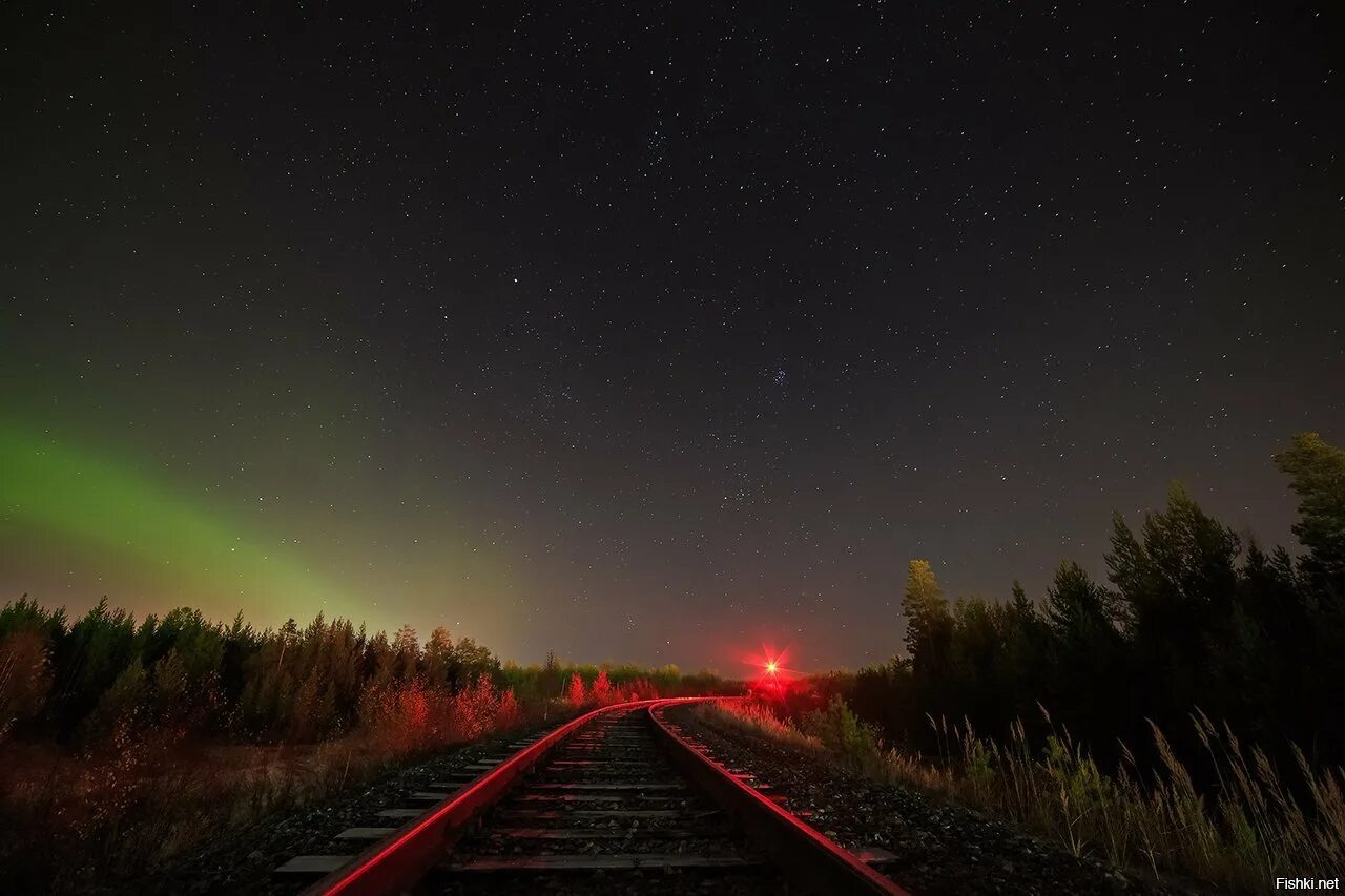 Звездное небо дорога. Северная железная дорога Северное сияние. Железная дорога ночью. Ночное небо и дорога. Поезд ночью.