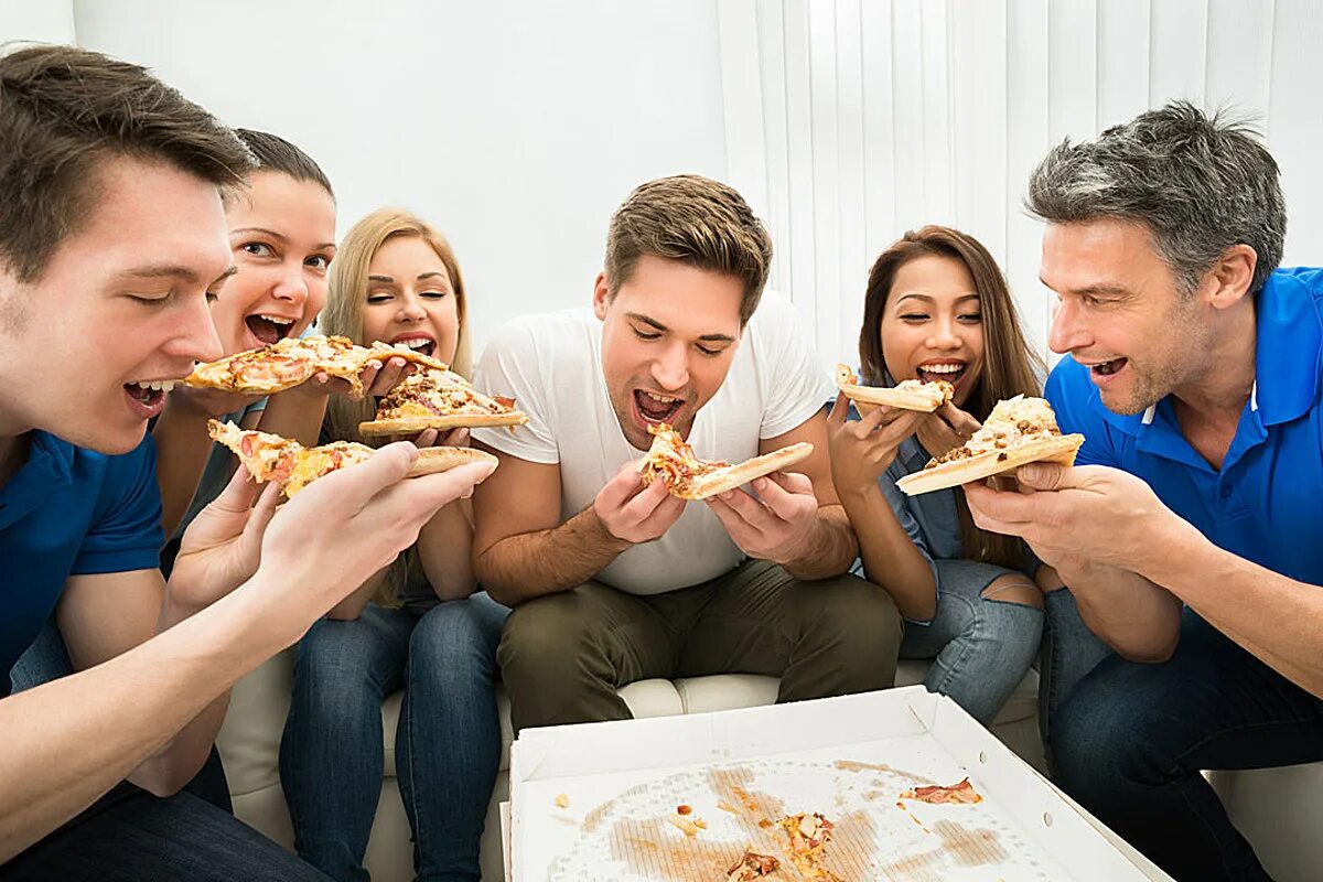 They were eating. Кушать пиццу. Человек ест. Человек пицца. Люди едят пиццу.