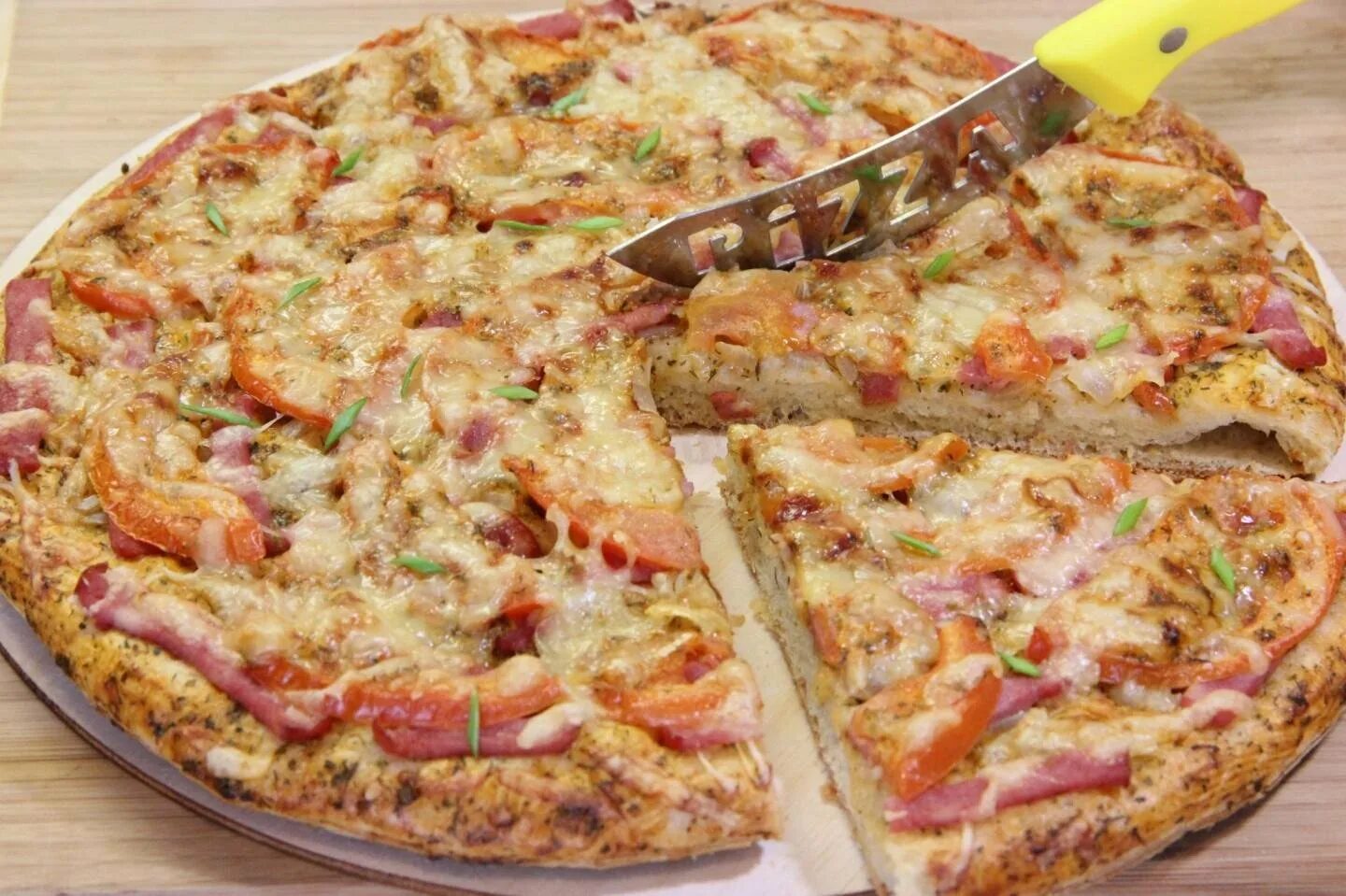 Рецепт пиццы на готовом тесте. Пицца домашняя. Красивая пицца домашняя. Пицца на дрожжевом тесте. Пицца домашняя в духовке.