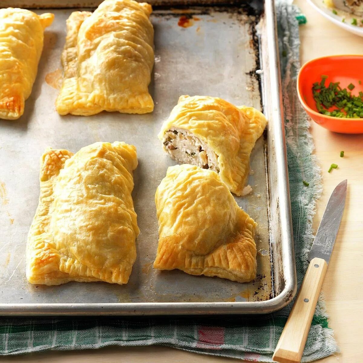Пирожки из слоеного теста. Пирожки с мясом из слоеного теста. Пирожки ТЗ солёного теста. Пирожки из слоеного дрожжевого