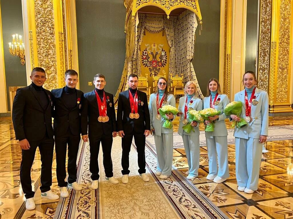 вручение олимпийских медалей. школьники на олимпиаде. афанасьев тобольск награждение лауреатов олимпиады. покори воробьёвы горы олимпиада. спортсмены на пьедестале.