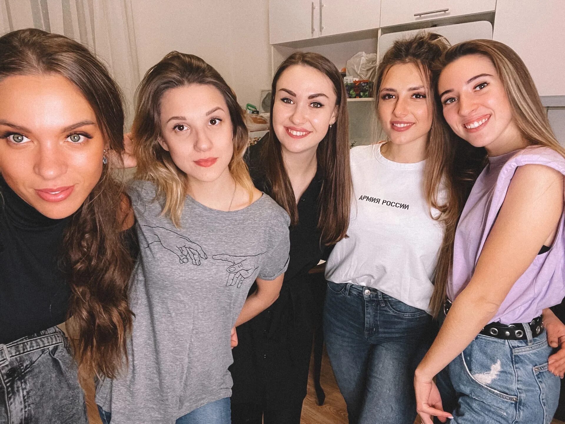 Beloe zlato блоггер. Вокалистка с микрофоном. Девушка поет. Инстаграм девушки поют. Инстаграм девушки поют.