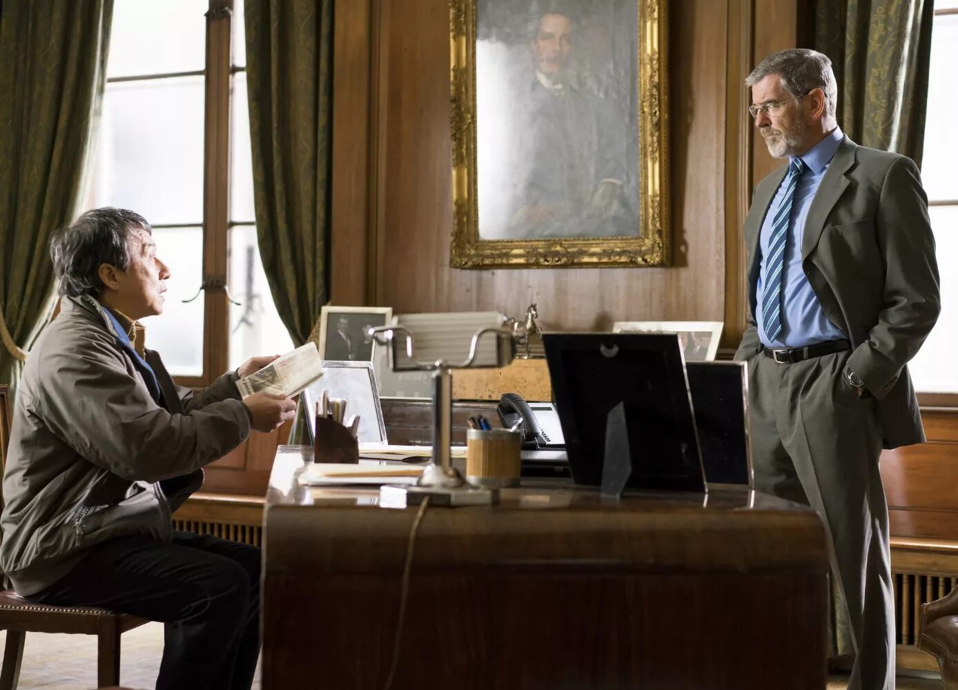 Пирс броснан иностранец. Джеки чан иностранец. 1 иностранец. 1 иностранец. Кэти льюнг в фильме иностранец.