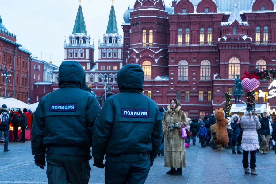 Усилена безопасность москвы. Полиция на красной площади. Полицейские на красной площади. Милиция на красной площади. Красная площадь.