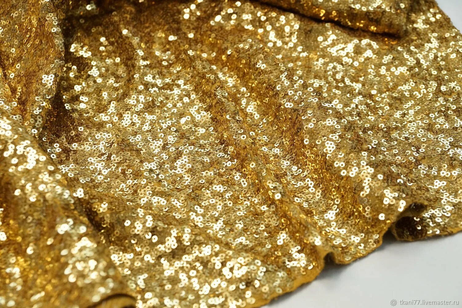Солар пайетки золото. Ткань Золотая блестящая. Золотые пайетки ткань. Золотистые блестки.