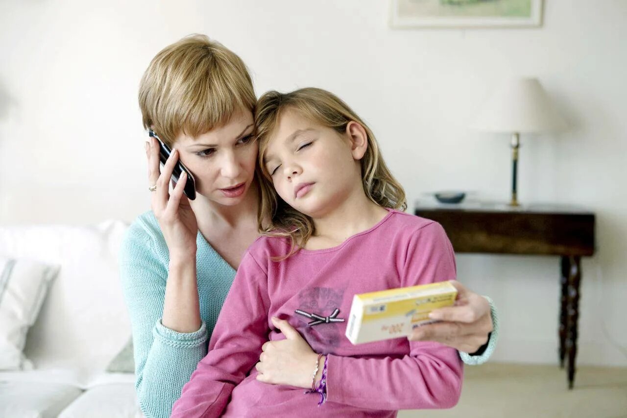 Мама дает подростку. Мамины деньги. Родители дают деньги. Карманные деньги для детей. Мама дает подростку.