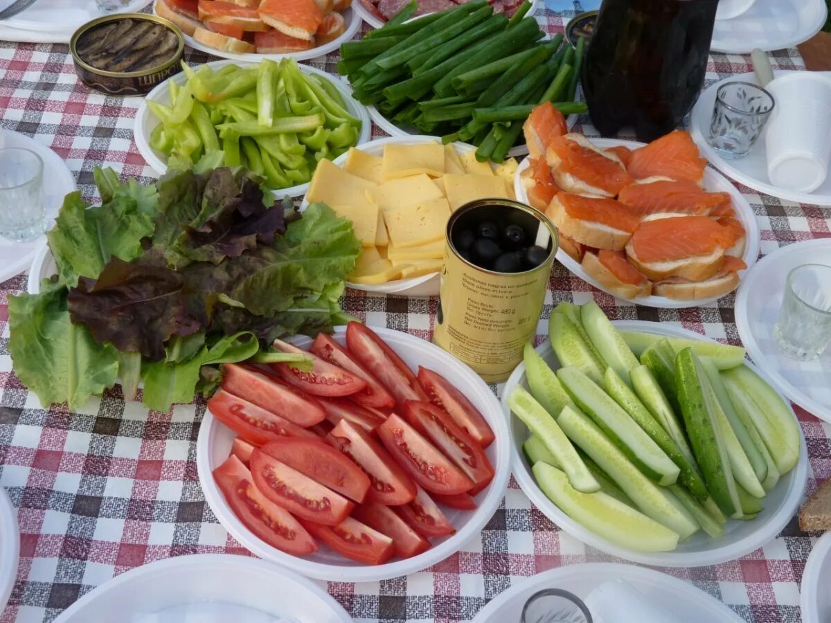 Что поставить на стол к шашлыку. Закуски на природу к шашлыку. блюда к шашлыку на природе. шашлык на столе. закуски на природу летом к шашлыку.