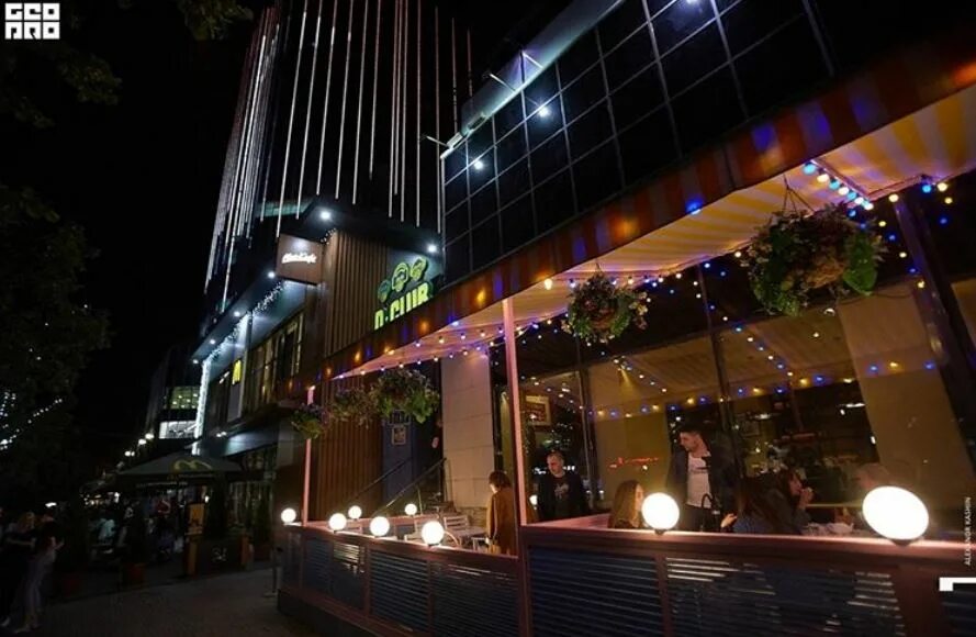 Челябинск кафе на кировке. La galleria челябинск. Кировка челябинск кафе. Кировка клубы. Кировка вечером челябинск.