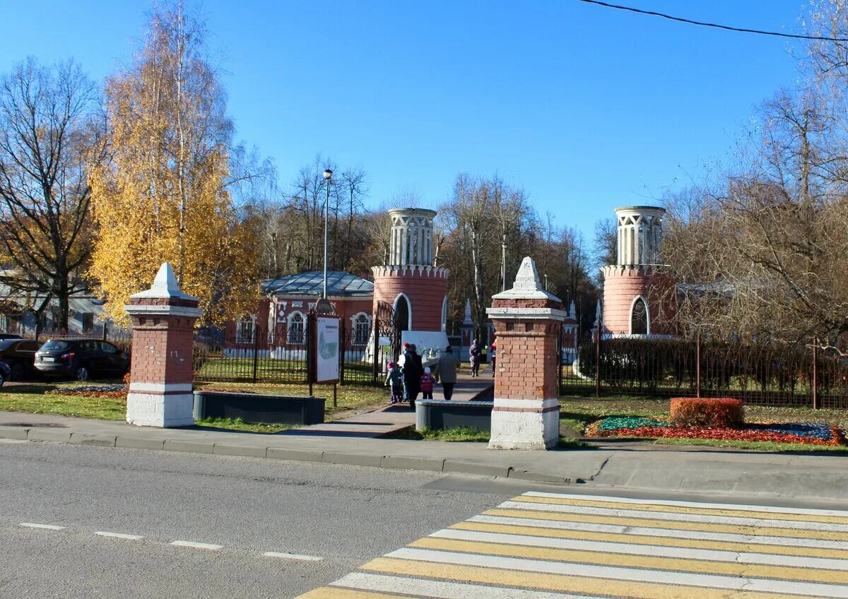 Парк воронцово. Парк усадьба воронцово. Парк воронцово Обелиск Воронцовские пруды. Памятник в Воронцовском парке.