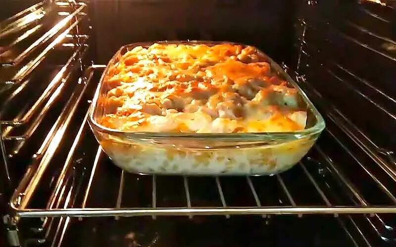 Запеканка из макарон с курицей в духовке. Куриный кассероль. Запеканка из макарон с курицей и помидорами. Макаронник запеканка. Запеканка из макарон с курицей.