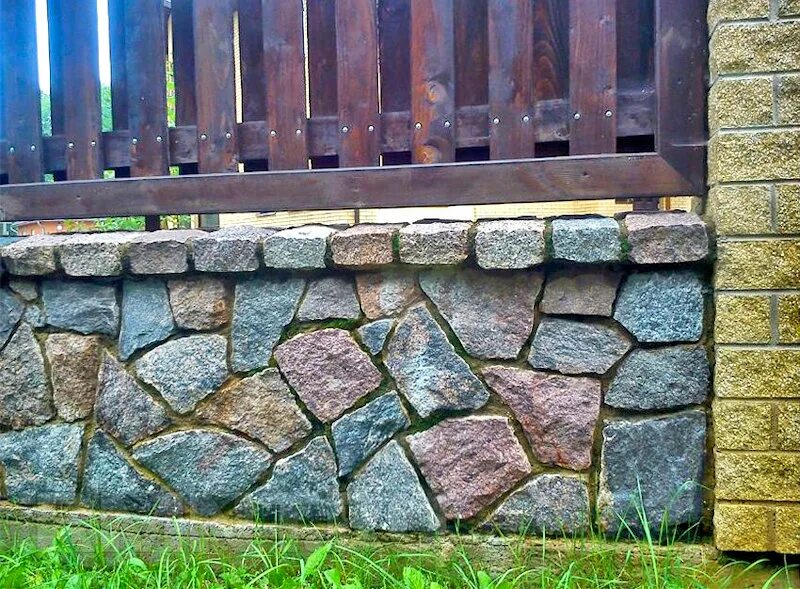 Фундамент из природного камня. Отделка цоколя природным камнем. цоколь из камня натурального. отделка фундамента камнем. отделка цоколя булыжником.