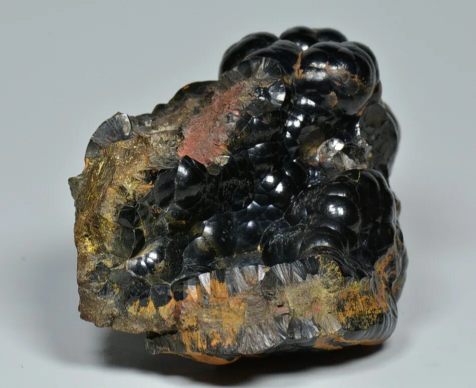 Самый черный минерал. Бурый Железняк гетит. Гетит минерал. Лимонит и гетит минерал. Гидрогетит минерал.