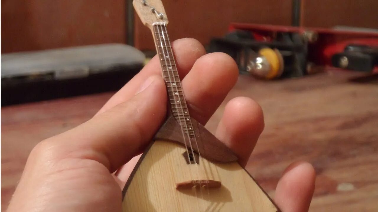 Как сделать балалайку из картона. Балалайка из картона. балалайка из дерева. балалайка для куклы. балалайка с миниатюрой.