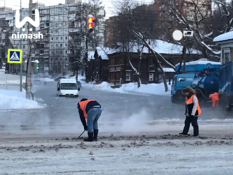 Фонтан прорвало. Прорвало воду на улице. Прорвало воду на улице. Прорвало воду на улице. Фонтан из прорванной трубы.
