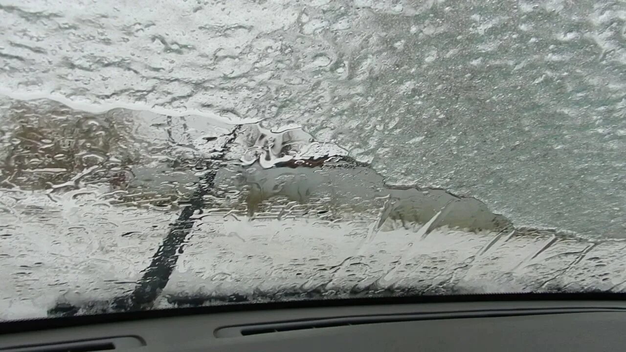 Если внести лед с сильного мороза. Обледенение лобового стекла. Наледь на стекле. Замерзшее стекло автомобиля. Лед на лобовом стекле.