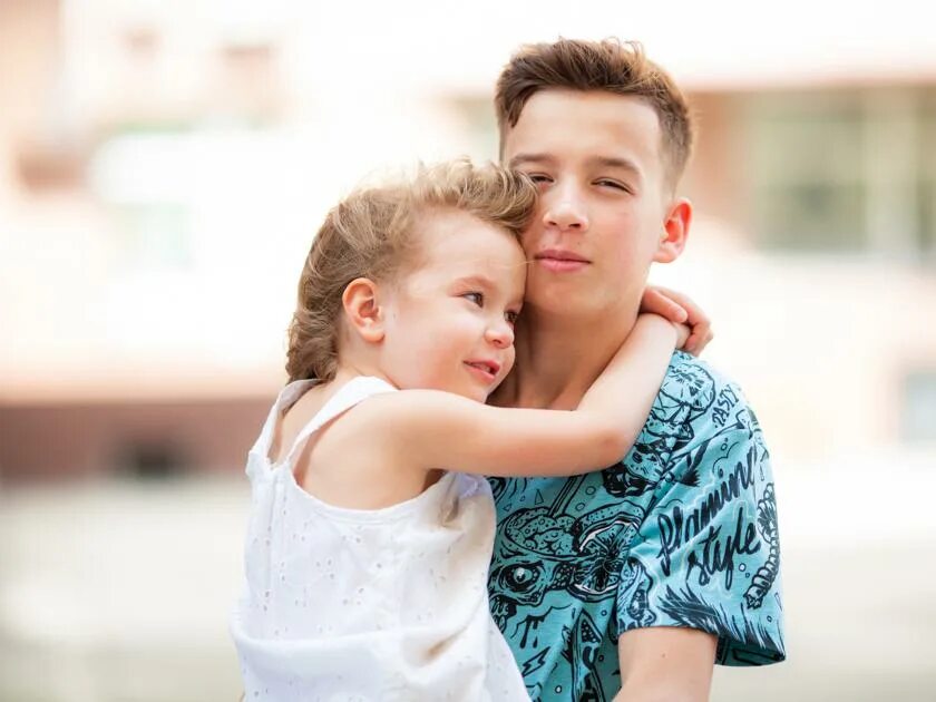 Older sister younger brother. Старший брат обнимает сестру. Фото младшего брата. Старший брат обнимает младшего брата. Подросток с младшим братом.