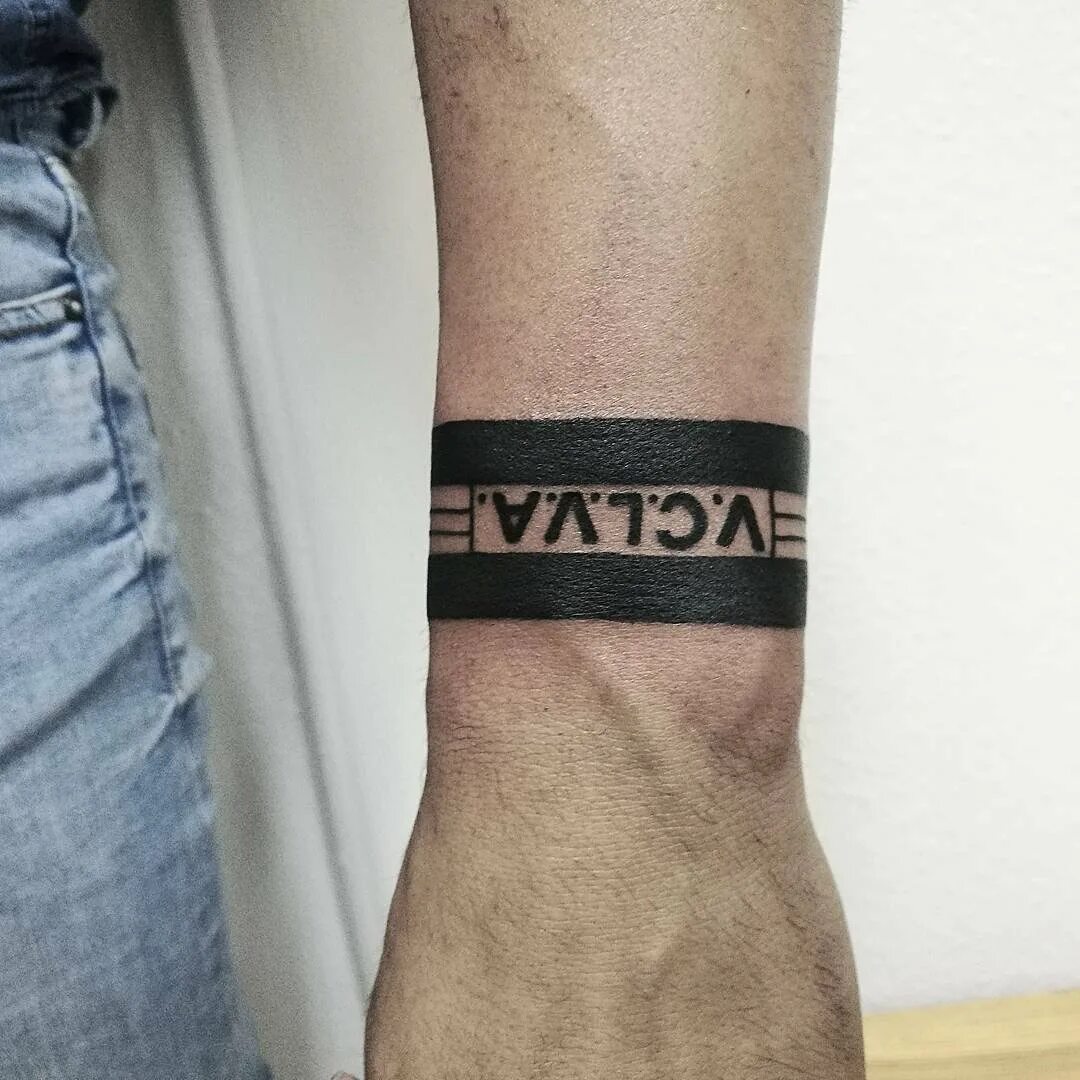 тату браслет. тату браслет на запястье мужские. тату браслет на руке мужские. тату на запястье для мужчин. тату браслет мужской.