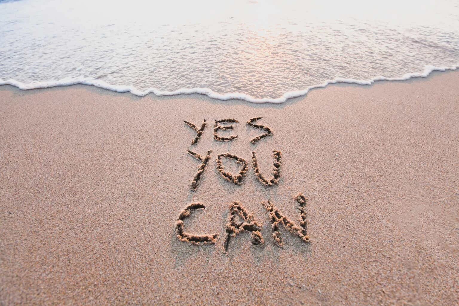 You can be amazing. Надпись на песке Эстетика. Мотивационные надписи на фоне моря. Картинка you can. Мотивационные заставки на рабочий стол.