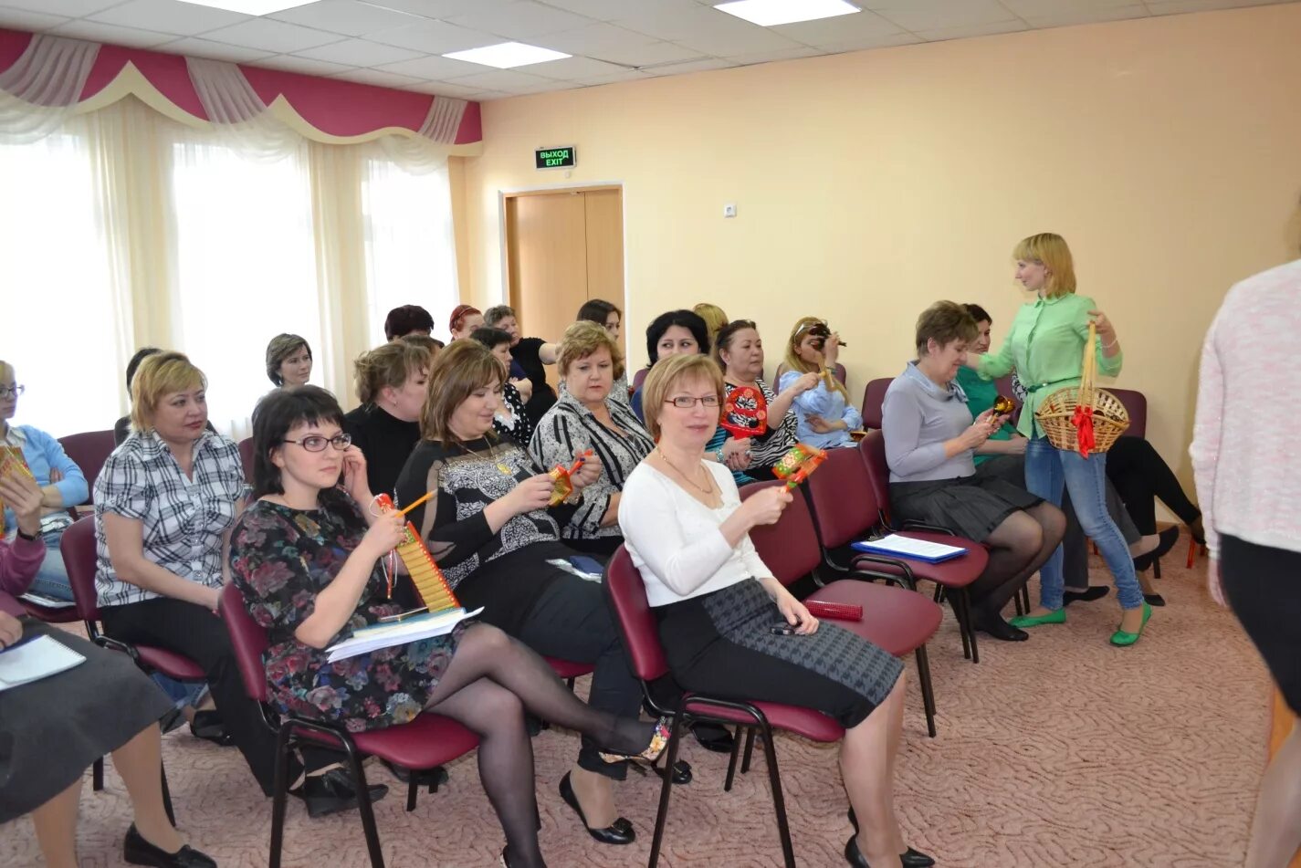 Женщины на родительском собрании. Собрание родителей в доу. Родительское собрание в саду. Родительское собрание в доу. Коллектив воспитателей.