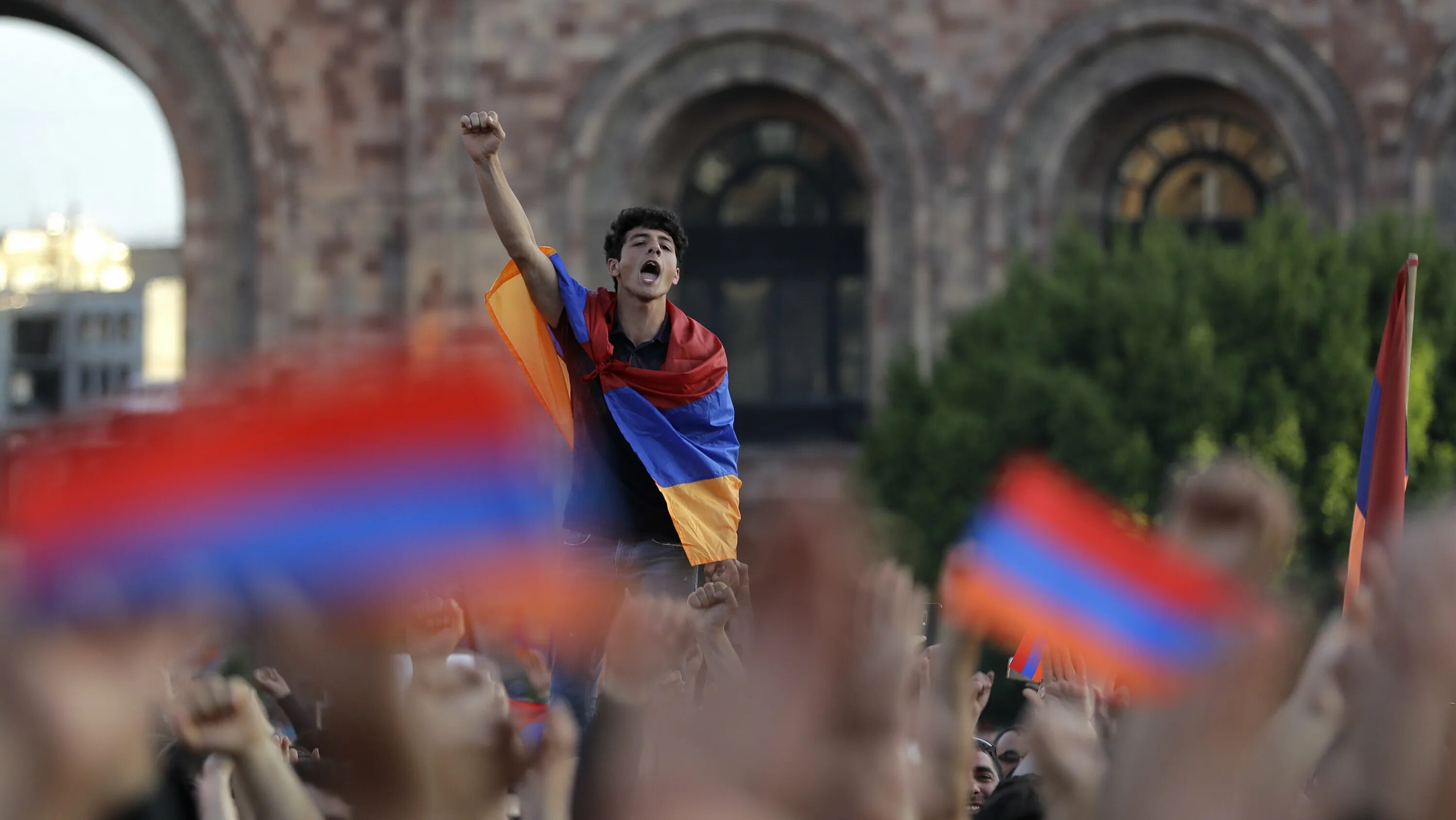 Армяне держат пост. Ереван армянский флаг. Пашинян и флаг Армении. Человек с флагом Армении. Армянский флаг с людьми.