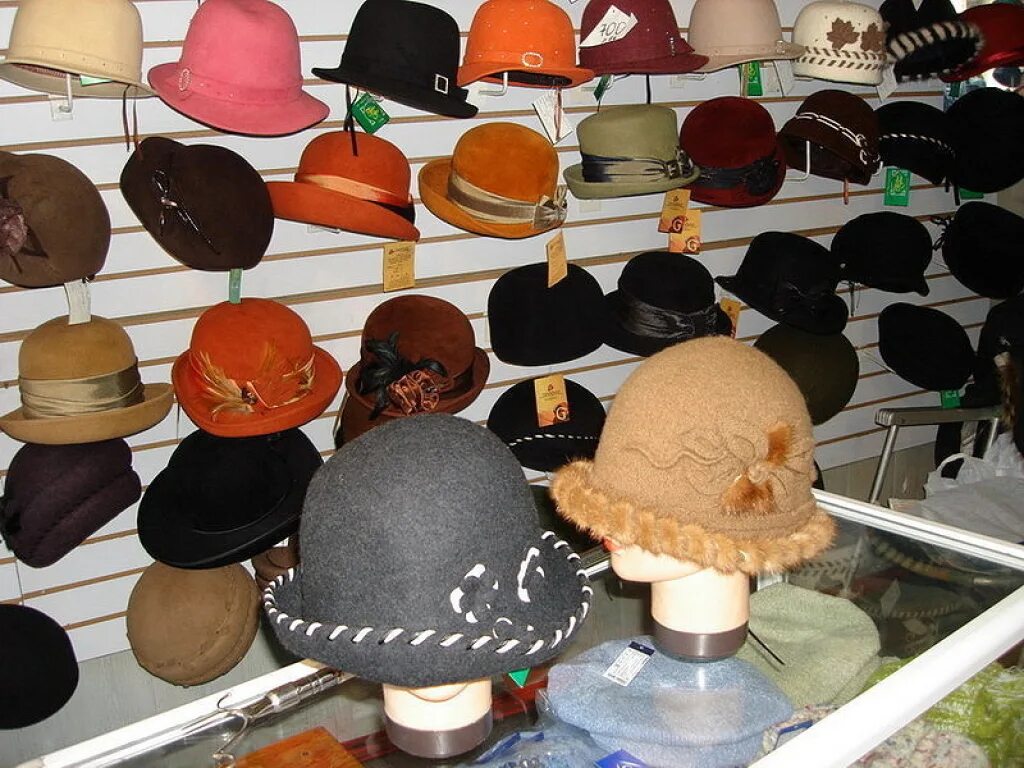 Шляпки витрина. Рынок головных уборов. Магазин шляп. Коллекция шляпок. Шляпа адрес