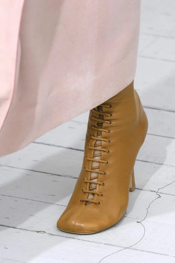 Обувь celine 2023. Vogue обувь. Ботинки на шнуровке celine. Ботинки селин цум. Обувь celine 2023.