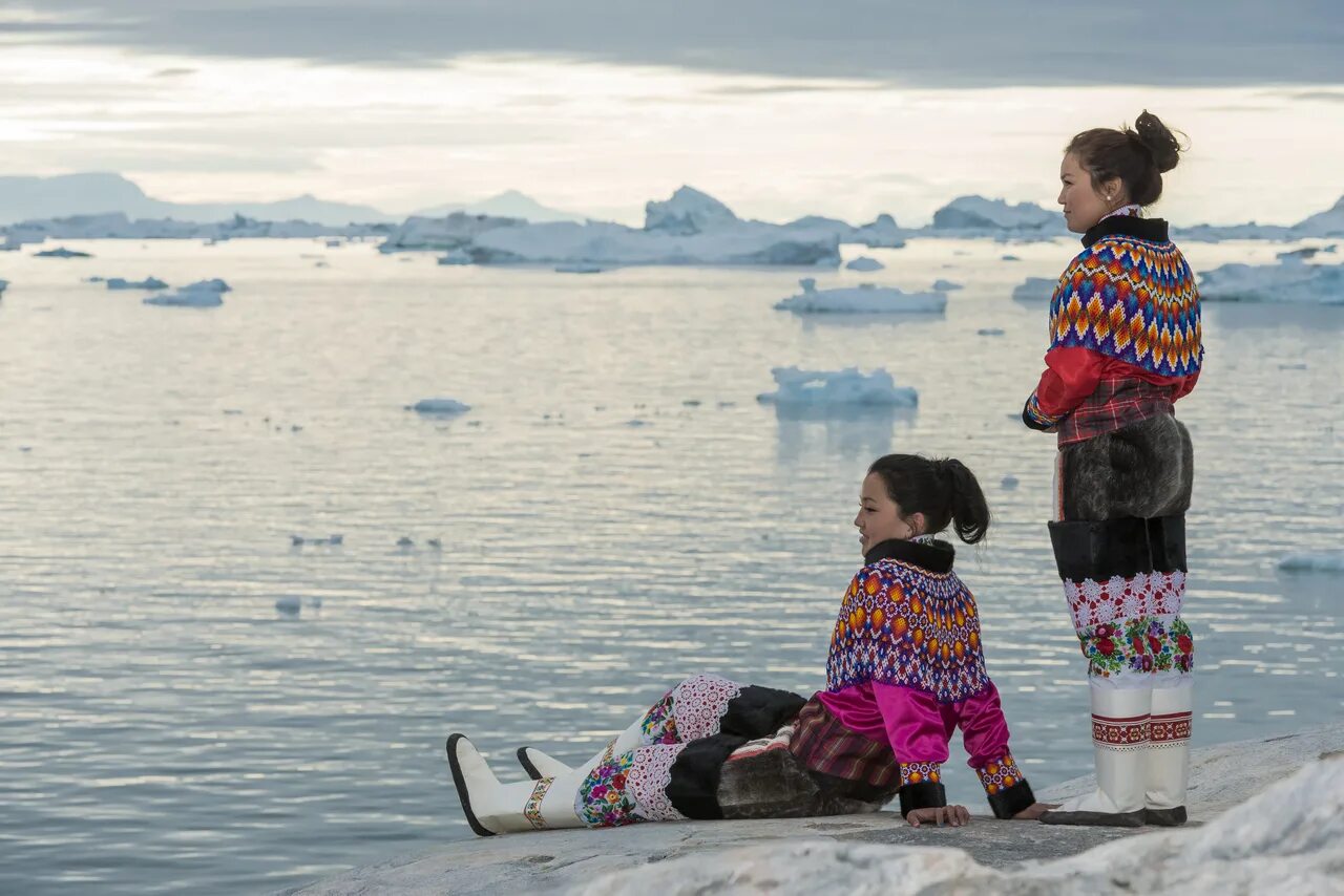 Остров Гренландия Эскимосы. Инуиты Гренландии. Гренландия население иинуиты. Гренландия население Эскимосы. Иннуиты какой народ